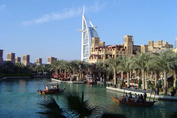 Hotel Burj Al Arab na sztucznej wyspie u wybrzeża Dubaju