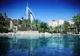 Burdż al-Arab nad wodną laguną i palmami w Dubaju