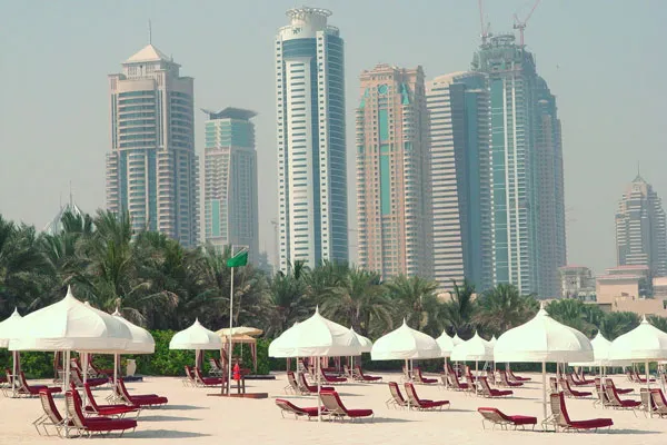 Plaża w Dubaju z wieżowcami w tle