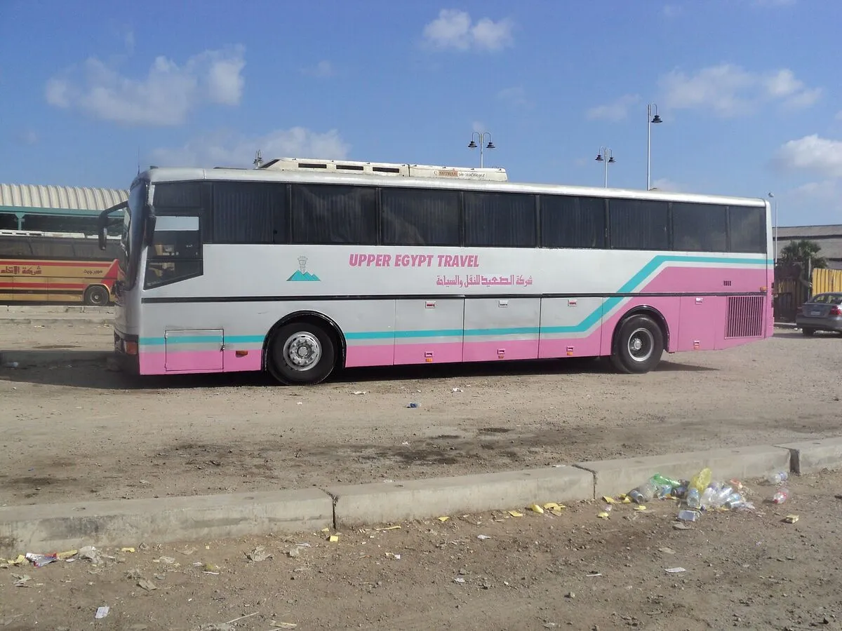 Autobus dalekobieżny linii Upper Egypt Travel na dworcu autobusowym w Aleksandrii