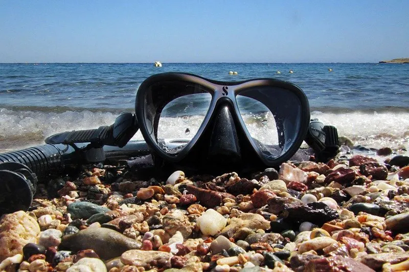 Osoba snorkelująca w przejrzystej wodzie Morza Czerwonego