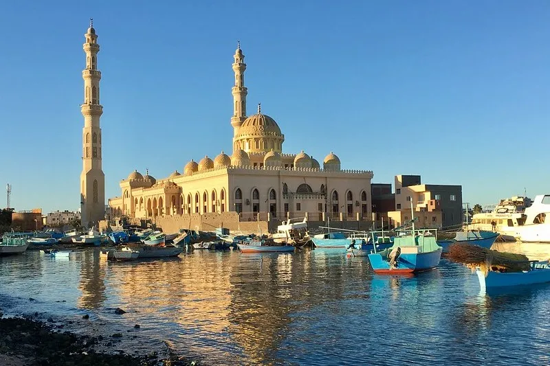 Meczet z dwoma minaretami nad zatoką z łodziami rybackimi w Hurghadzie