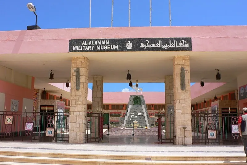 Wejście do Muzeum Wojskowego w El-Alamein z napisem Al Alamain Military Museum po angielsku i arabsku