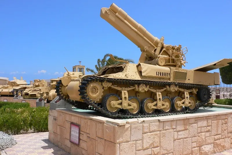 Samobieżne działo w piaskowym kamuflażu na postumencie przed Muzeum Wojskowym w El-Alamein