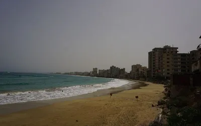 Plaża Warosza w Famaguście z opuszczonymi hotelami w tle