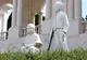 Białe posągi Franciszka i Hiacynty Marto przed kolumnadą sanktuarium w Fatimie