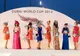 Uczestniczki konkursu elegancji w kapeluszach na scenie podczas Dubai World Cup 2012