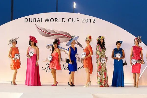 Uczestniczki konkursu elegancji w kapeluszach na scenie podczas Dubai World Cup 2012