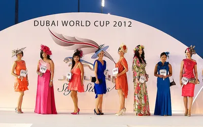 Uczestniczki konkursu elegancji w kapeluszach na scenie podczas Dubai World Cup 2012