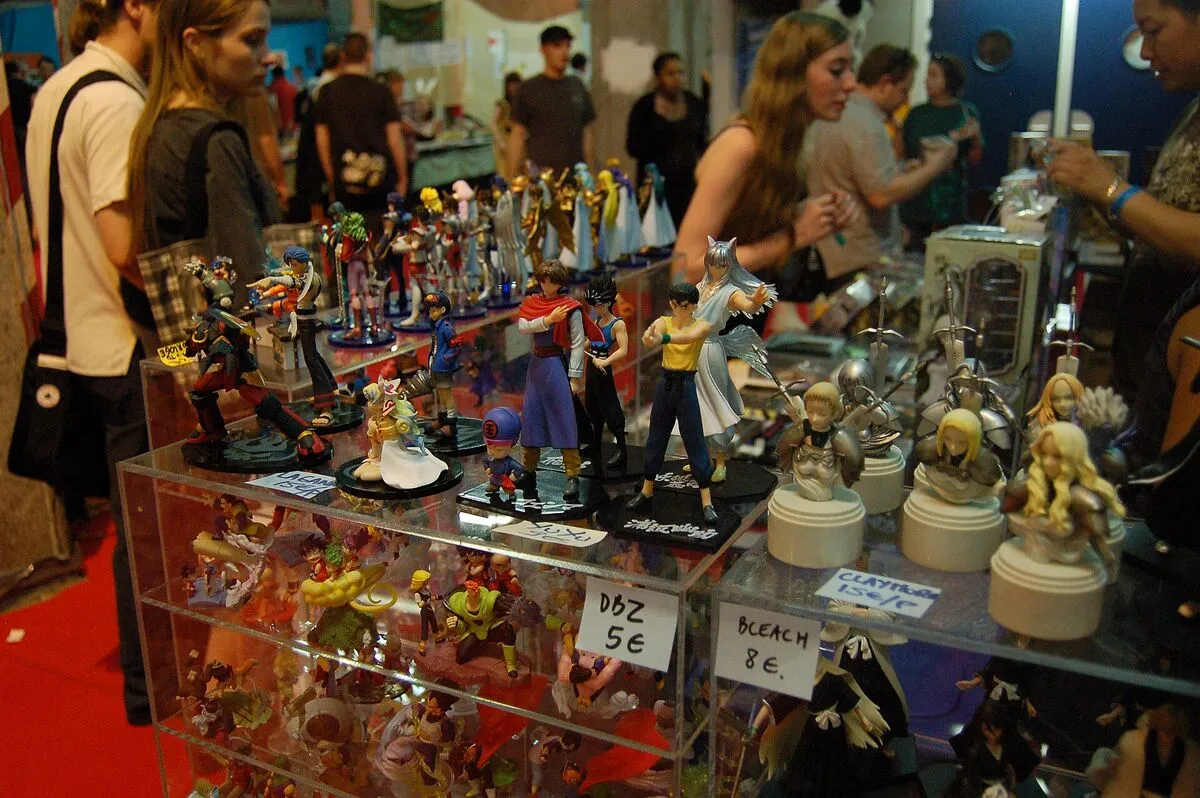 Figurki postaci z anime i mangi na szklanych gablotach, wokół oglądający je ludzie