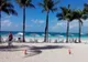 Biała plaża z palmami, leżakami i parasolami na wyspie Boracay