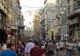 Tłum przechodniów na ulicy İstiklal w Stambule