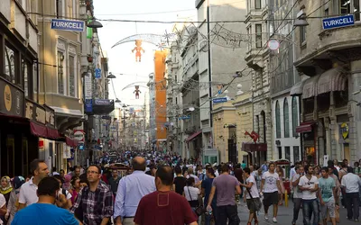 Tłum przechodniów na ulicy İstiklal w Stambule