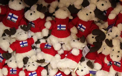 Pluszowe łosie z flagą Finlandii na stoisku z pamiątkami