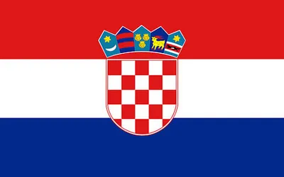 Flaga Chorwacji z pasami czerwonym, białym i niebieskim oraz herbem z szachownicą i koroną