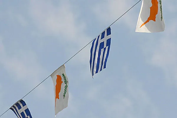 Flagi greckie i cypryjskie zdobiące ulice Limassol