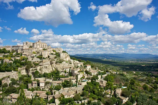 Gordes – miasteczko na skalnym wzgórzu w Prowansji