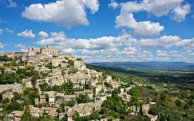 Gordes – miasteczko na skalnym wzgórzu w Prowansji