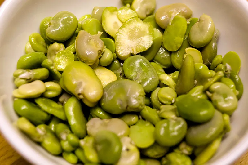 Miseczka obranej zielonej fasoli fava (bobu)