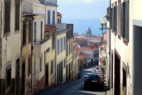 Stroma brukowana uliczka Calçada de Santa Clara w Funchal