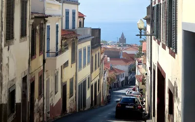 Stroma brukowana uliczka Calçada de Santa Clara w Funchal