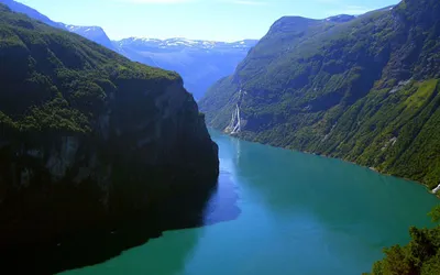 Geirangerfjord z wodospadem Siedem Sióstr spływającym po stromym zboczu