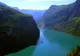Geirangerfjord z wodospadem Siedem Sióstr spływającym po stromym zboczu
