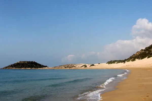 Piaszczysta plaża Golden Beach, ok. 90 km od Famagusty
