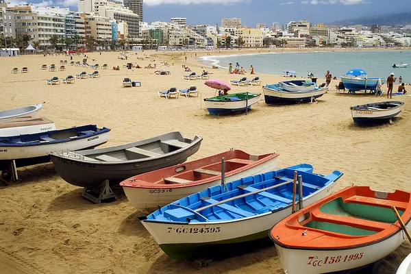 Łodzie i kąpiący się na plaży Las Canteras w Las Palmas