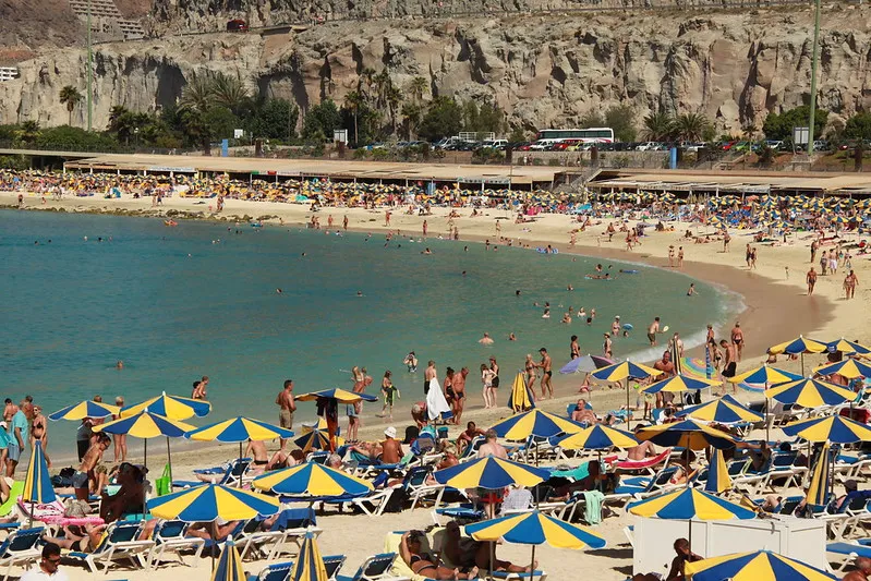 Zatłoczona plaża Playa Amadores