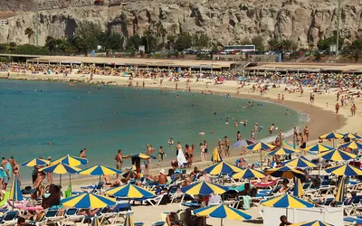Zatłoczona plaża Playa Amadores