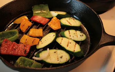 Kawałki papryki i cukinii grillowane na żeliwnej patelni grillowej