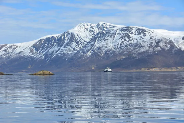 Wybrzeże Gullesfjorden w północnej Norwegii