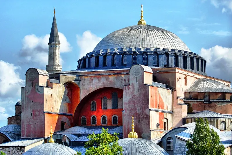 Kopuła i minaret Hagii Sofii w Stambule