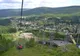 Panorama Harrachova ze skoczniami narciarskimi, widok z wyciągu krzesełkowego na Čertovą Horę