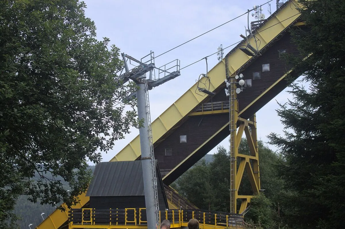 Wyciąg krzesełkowy przecinający rozbieg skoczni mamuciej w Harrachovie