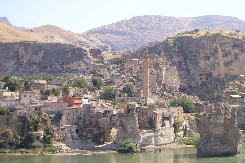 Dawna panorama Hasankeyf nad Tygrysem, sprzed zalania miasta