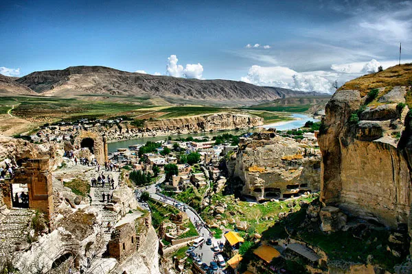Widok z ruin zamku na dawne Hasankeyf i dolinę Tygrysu przed zalaniem