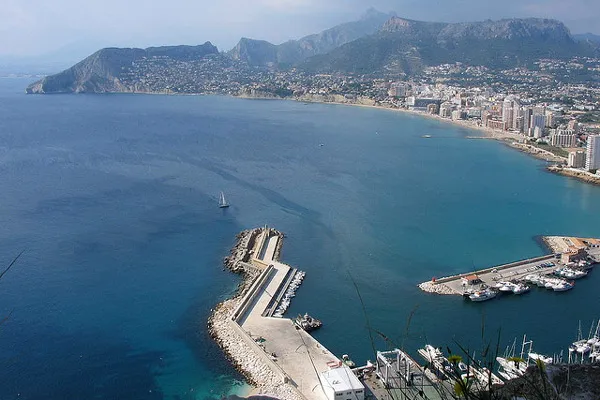 Zatoka i port w Calpe widziane z góry