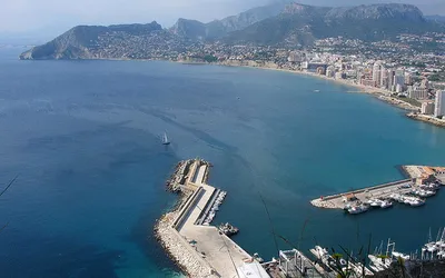 Zatoka i port w Calpe na wybrzeżu Costa Blanca widziane z góry