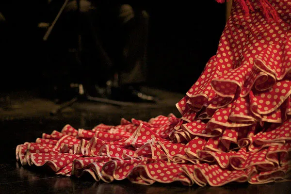 Falbany czerwonej sukni flamenco w białe grochy na scenie