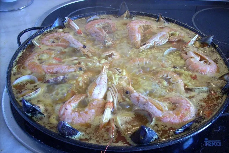 Parująca paella