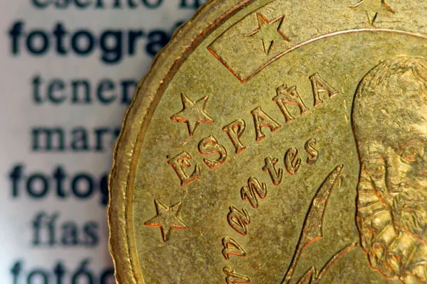 Zbliżenie hiszpańskiej monety euro z napisem España i wizerunkiem Miguela de Cervantesa