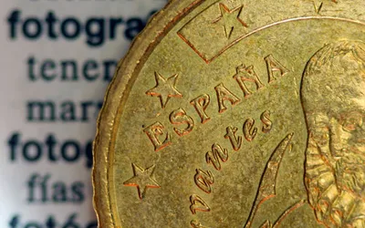 Zbliżenie hiszpańskiej monety euro z napisem España i wizerunkiem Miguela de Cervantesa