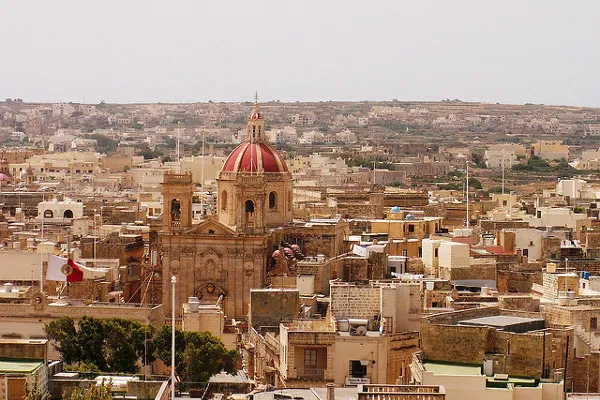 Dachy Victorii (Rabatu) na Gozo z kościołem o czerwonej kopule