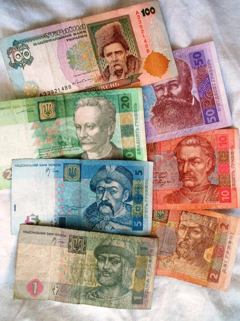 Ukraińskie banknoty od 1 do 100 hrywien rozłożone na białym materiale