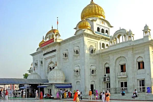 Gurdwara Bangla Sahib w Delhi ze złotą kopułą