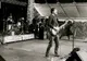 Gitarzysta śpiewający na scenie festiwalu INmusic w Zagrzebiu, zdjęcie czarno-białe