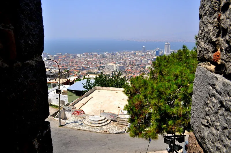 Panorama Izmiru widziana z ruin zamku w Kadifekale