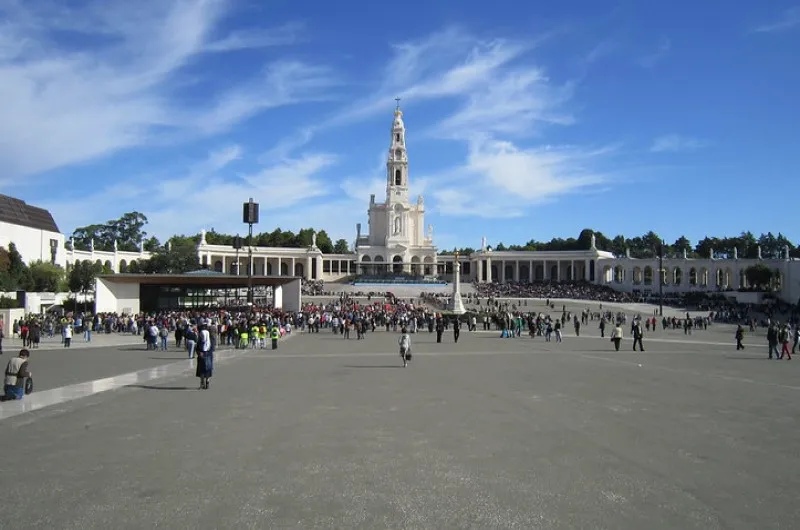 Plac przed Bazyliką Matki Bożej Różańcowej w Fatimie pełen pielgrzymów